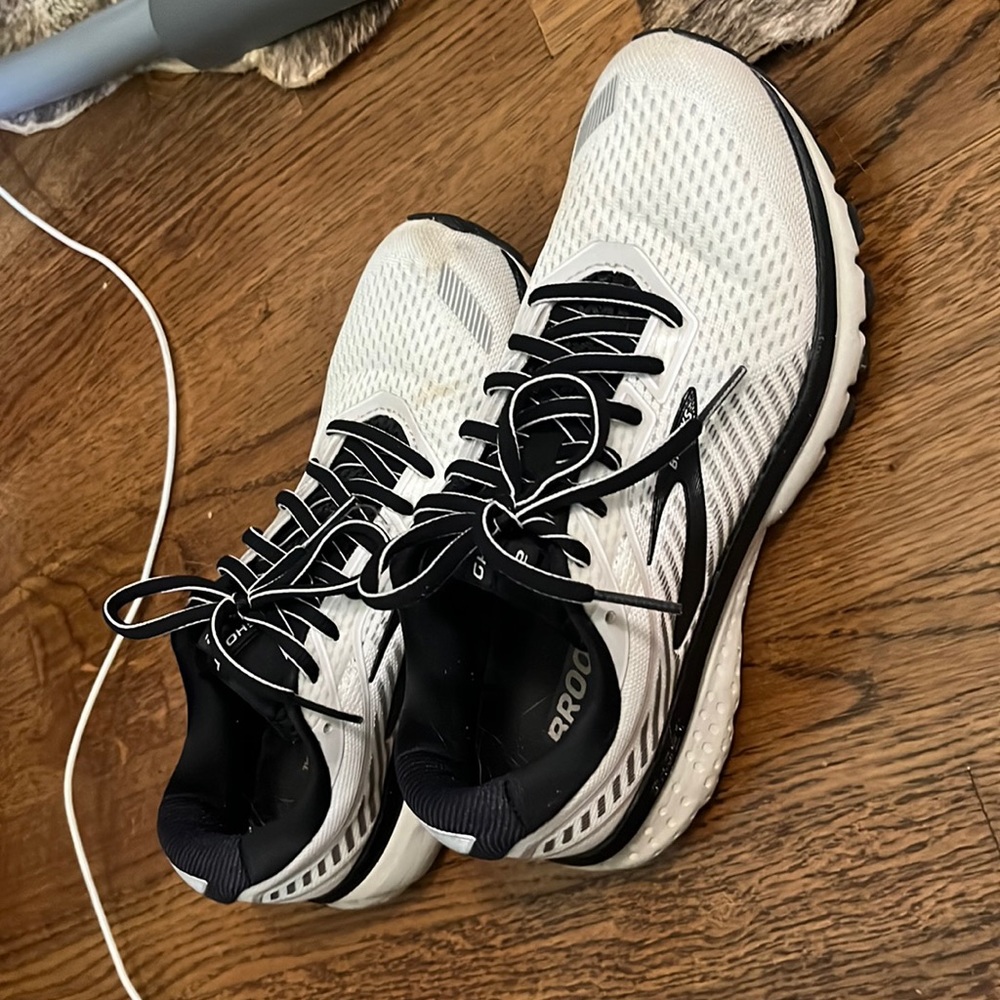 Brooks tennis shoes size 7